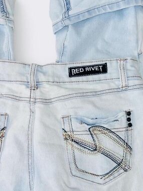 Red Rivet Women's Light Blue Wash Denim Capris with Embroidered Back Pockets